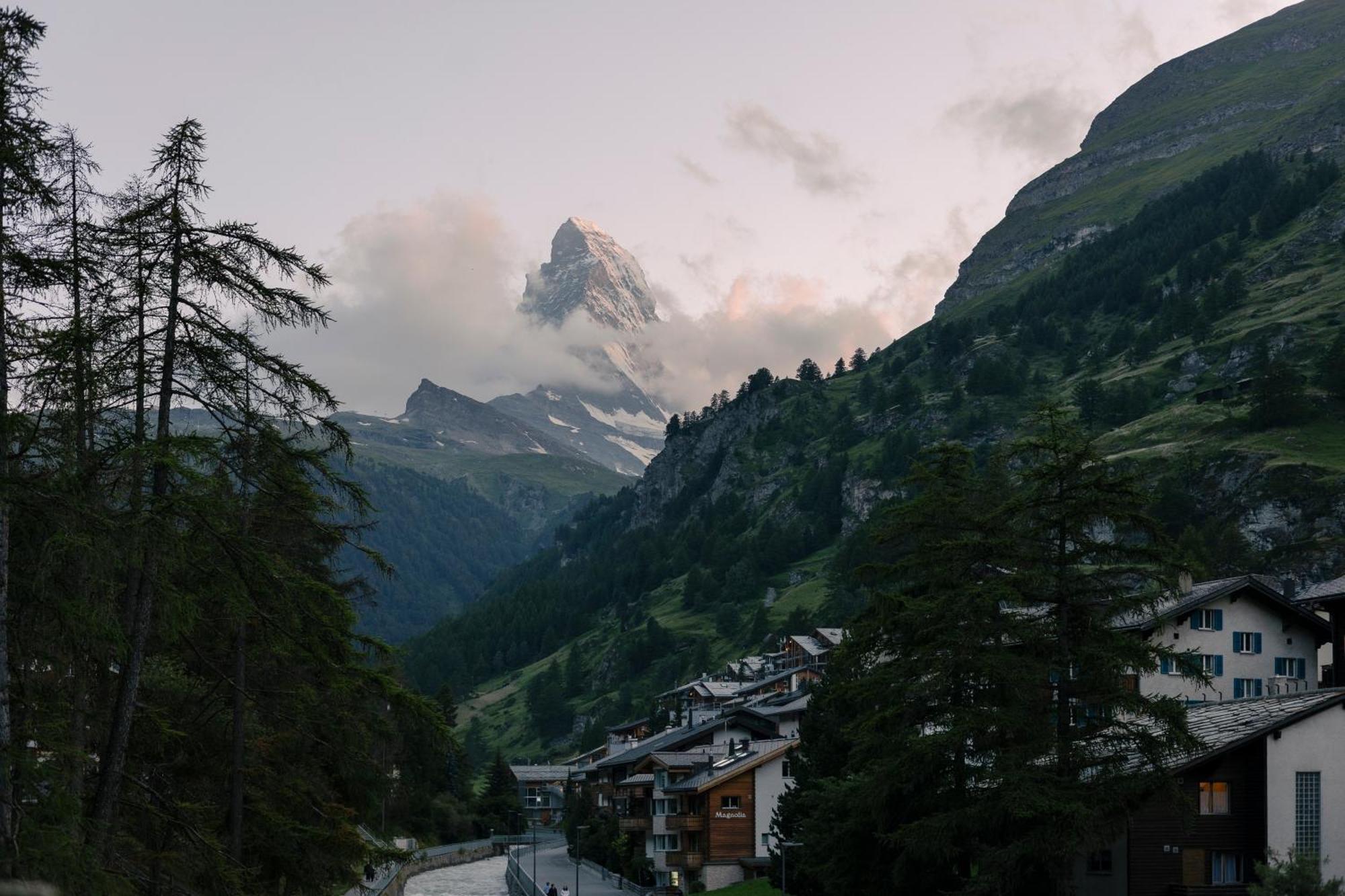 Schloss Zermatt - Cbd & Adaptogenic Spa And Sport Hotel Exteriör bild